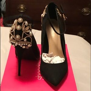 (NWT) black beaded pumps